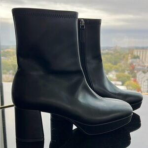 Black platform boots 9M 🪩